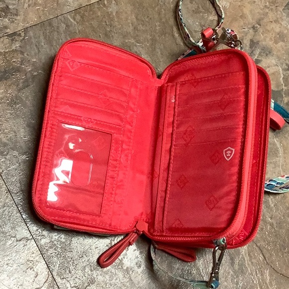 ⚠️ Vera Bradley gone fishing pattern Mini bag - Picture 5 of 9